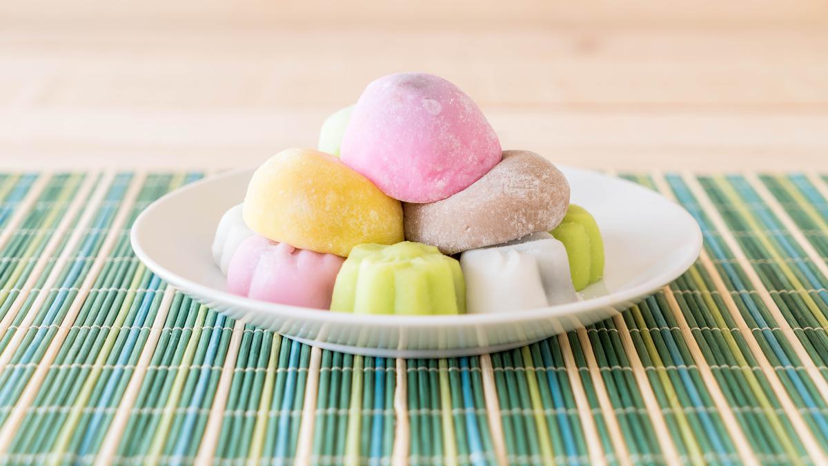 050703200_1758617579-colorful-dessert-mochi.jpg