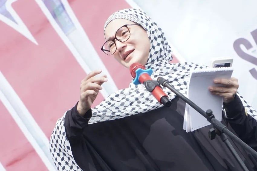 perjuangan-wanda-hamidah-berlayar-ke-gaza-dari-tidur-di-pelabuhan-hingga-diteror-drone-israel-ndu.jp_.jpeg