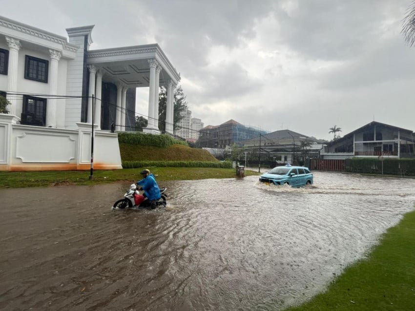 banjir-rendam-20-rt-di-jaktim-dan-jaksel-ketinggian-air-hingga-120-cm-kjw.jpg