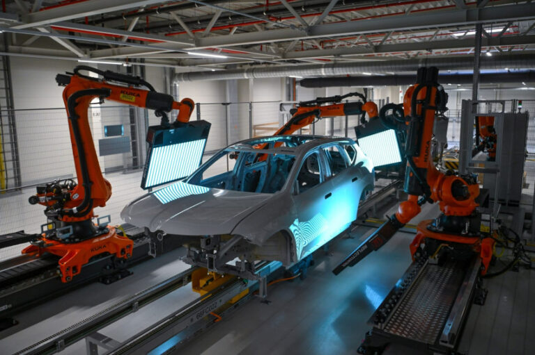 bmw-resmikan-pabrik-terminator-dijalankan-1000-robot-dan-ai-tanpa-manusia-pxd.jpg