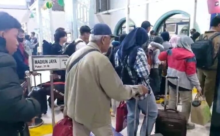 masih-banyak-warga-pergi-tinggalkan-jakarta-via-stasiun-pasar-senen-fxn.jpg