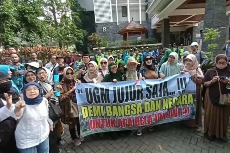 massa-tpua-sempat-ditawari-rp300-juta-agar-batal-ke-ugm-dan-rumah-jokowi-gxc.jpeg