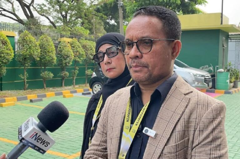 kuasa-hukum-roy-suryo-dan-dokter-tifa-pertanyakan-penahanan-razman-saja-tak-ditahan-kyh.jpg