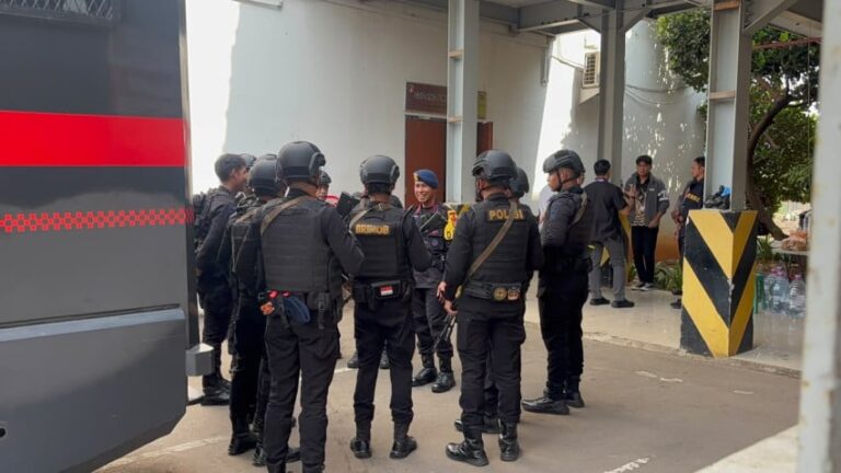 jelang-pelimpahan-tersangka-don-ritto-dan-barang-bukti-brimob-bersenjata-lengkap-berjaga-enu.jpg