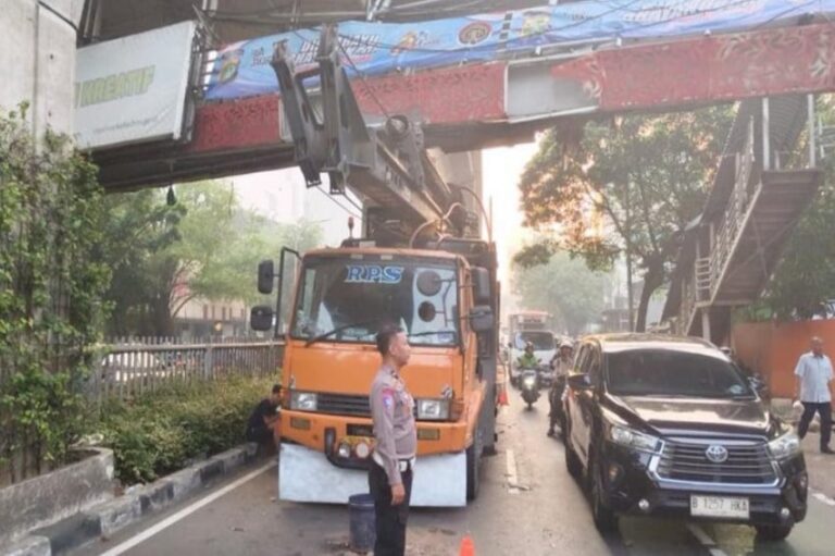 jpo-tendean-yang-ditabrak-truk-belum-dievakuasi-polisi-tunggu-pengerahan-alat-berat-aro.jpg