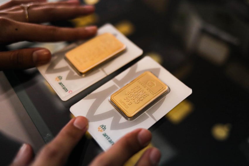 kilau-emas-kembali-lagi-hari-senin-harga-naik-rp7-ribu-jadi-rp2610000-per-gram-hle.jpeg